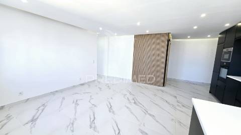 **apartamento t2 remodelado com vista deslumbrante para o rio arade**