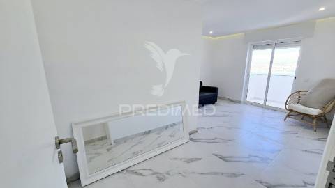 **apartamento t2 remodelado com vista deslumbrante para o rio arade**