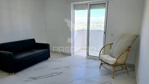 **apartamento t2 remodelado com vista deslumbrante para o rio arade**
