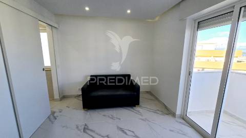 **apartamento t2 remodelado com vista deslumbrante para o rio arade**