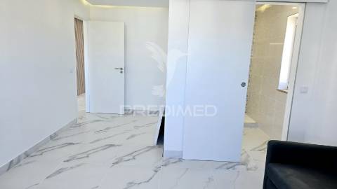 **apartamento t2 remodelado com vista deslumbrante para o rio arade**