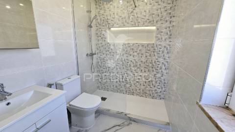 **apartamento t2 remodelado com vista deslumbrante para o rio arade**