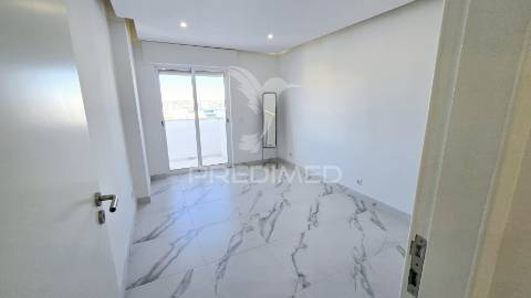 **apartamento t2 remodelado com vista deslumbrante para o rio arade**