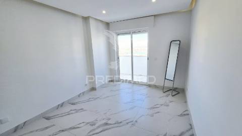 **apartamento t2 remodelado com vista deslumbrante para o rio arade**