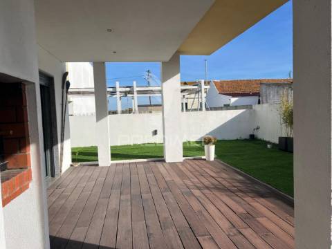Moradia isolada, 2 pisos em sto. antônio da charneca barreiro