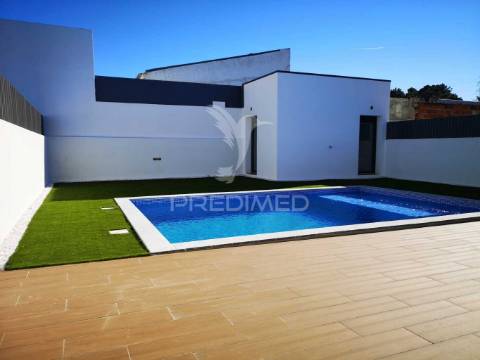 Moradia geminada térrea, com piscina - fernão ferro- seixal