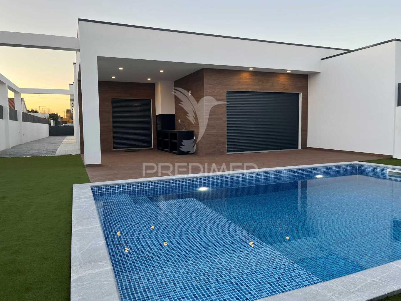 Moradia geminada térrea, com piscina - fernão ferro- seixal