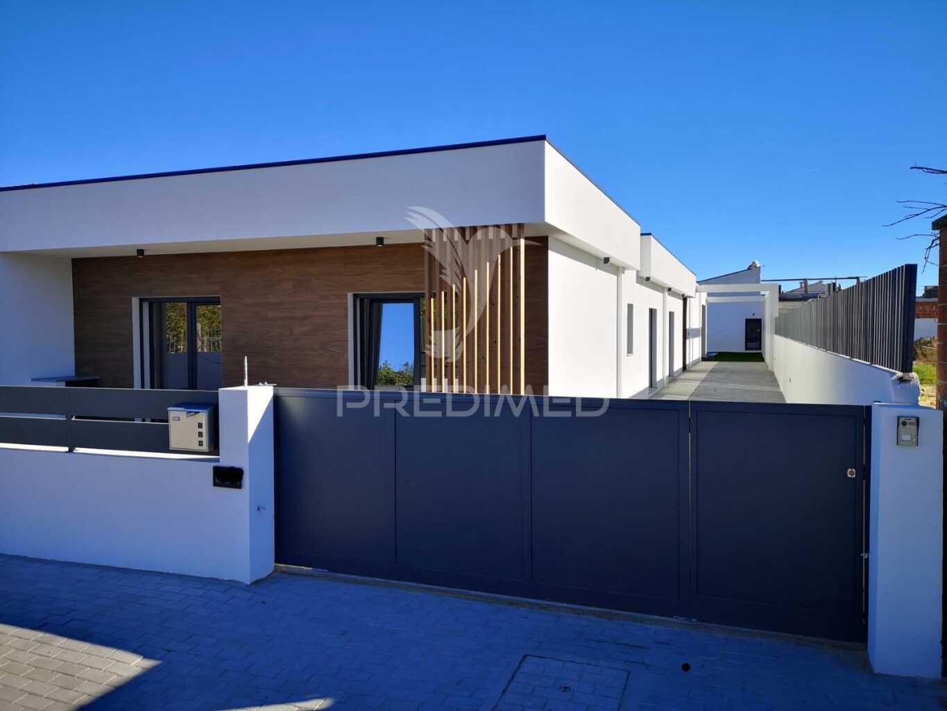 Moradia geminada térrea, com piscina - fernão ferro- seixal