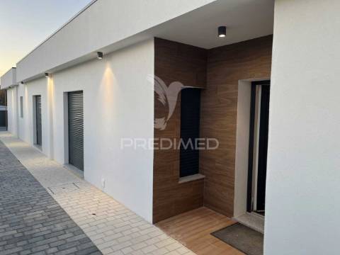 Moradia geminada térrea, com piscina - fernão ferro- seixal