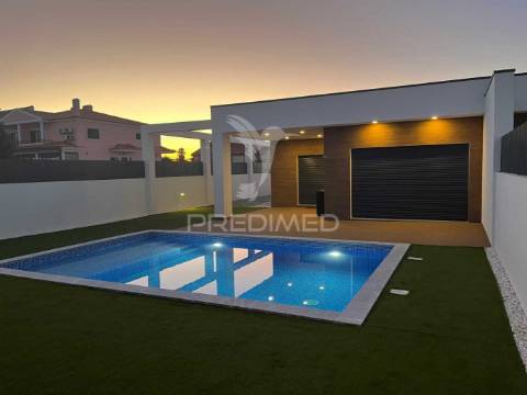 Moradia geminada térrea, com piscina - fernão ferro- seixal