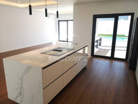 Moradia geminada térrea, com piscina - fernão ferro- seixal