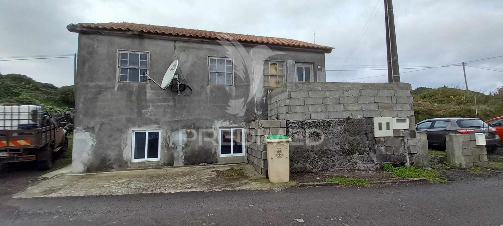 Moradia em fase de reconstrução, para venda, na piedade.