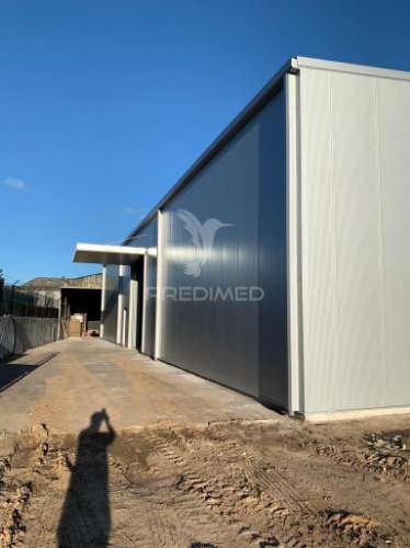 Armazém industrial com moradia de apoio