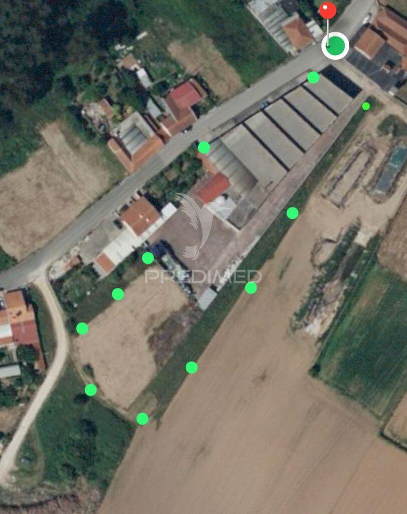 Armazém industrial com moradia de apoio