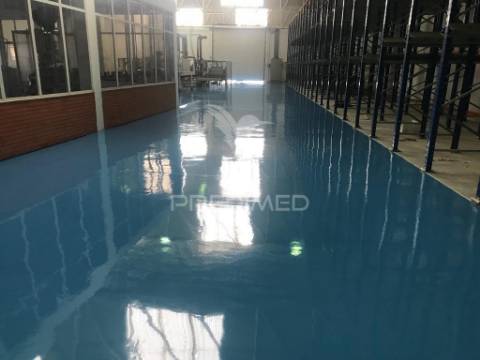 Armazém industrial com moradia de apoio