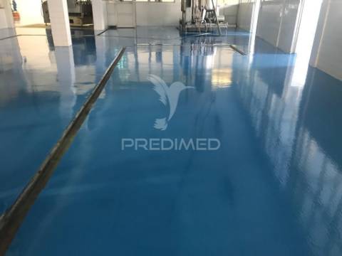Armazém industrial com moradia de apoio