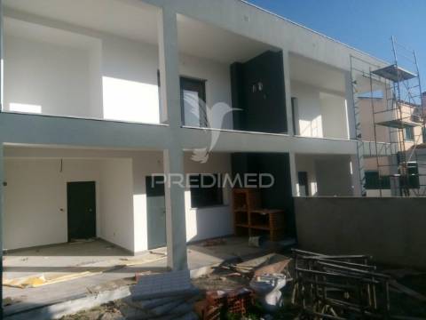Moradia geminada t2 fernão ferro