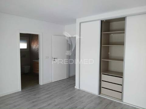 Moradia geminada t2 fernão ferro
