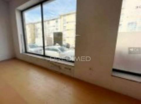 Loja com um total de 689m2 | são joão da madeira