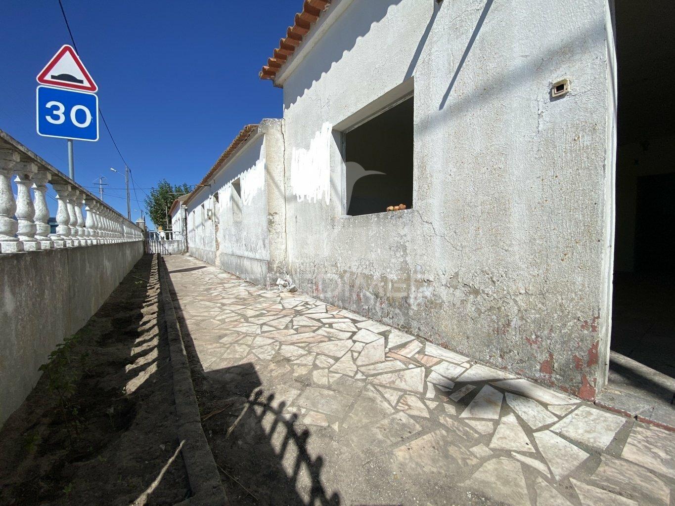 Moradia  isolada t12 , para remodelar em pegões( montijo)