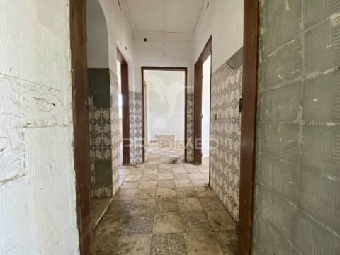 Moradia  isolada t12 , para remodelar em pegões( montijo)