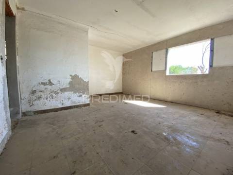 Moradia  isolada t12 , para remodelar em pegões( montijo)