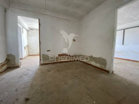 Moradia  isolada t12 , para remodelar em pegões( montijo)