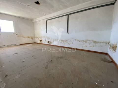 Moradia  isolada t12 , para remodelar em pegões( montijo)