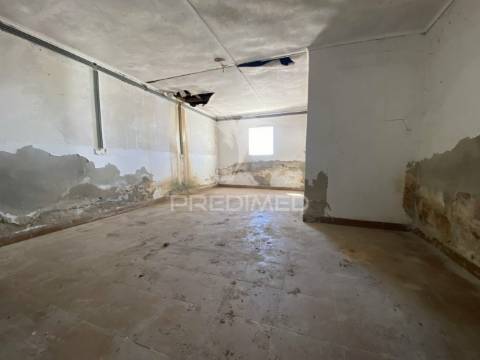 Moradia  isolada t12 , para remodelar em pegões( montijo)