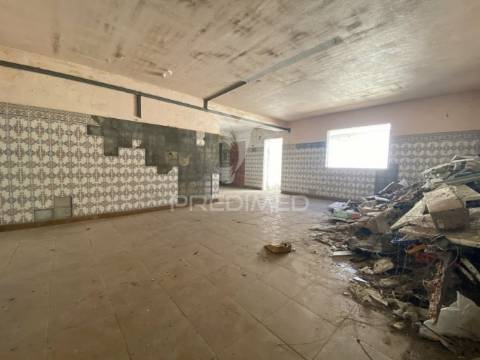 Moradia  isolada t12 , para remodelar em pegões( montijo)