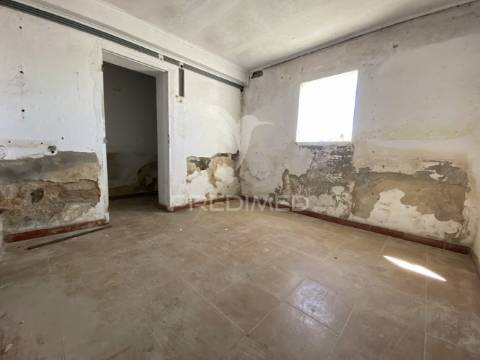 Moradia  isolada t12 , para remodelar em pegões( montijo)