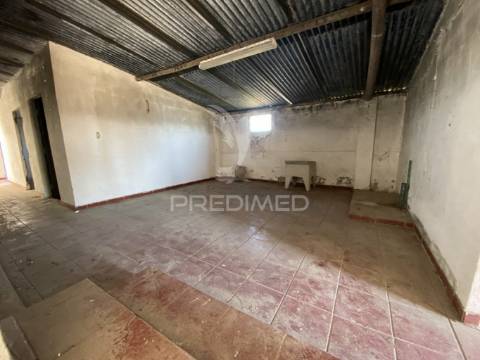 Moradia  isolada t12 , para remodelar em pegões( montijo)