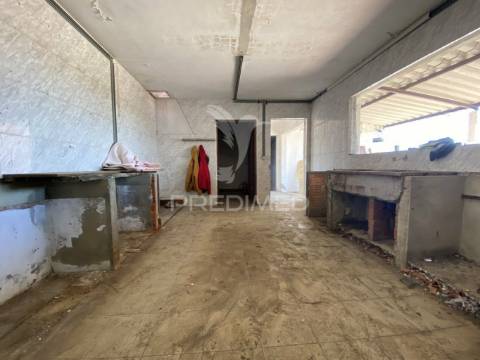 Moradia  isolada t12 , para remodelar em pegões( montijo)