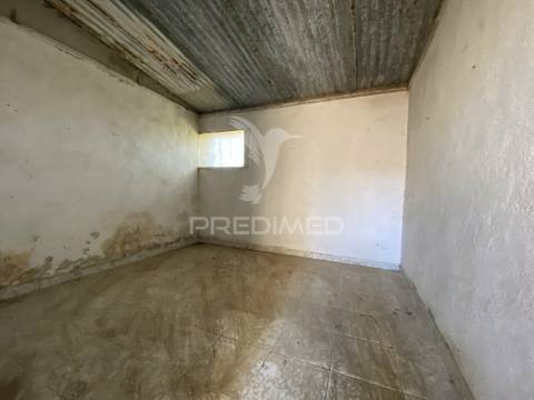 Moradia  isolada t12 , para remodelar em pegões( montijo)