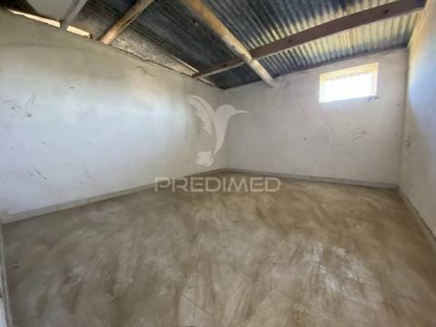 Moradia  isolada t12 , para remodelar em pegões( montijo)