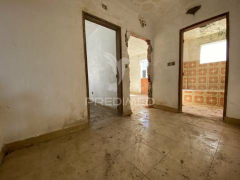 Moradia  isolada t12 , para remodelar em pegões( montijo)