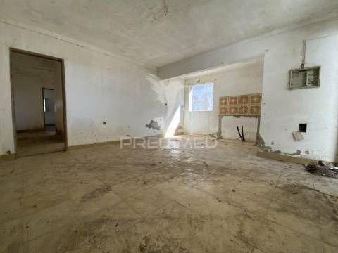 Moradia  isolada t12 , para remodelar em pegões( montijo)