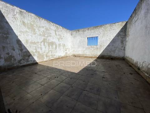 Moradia  isolada t12 , para remodelar em pegões( montijo)