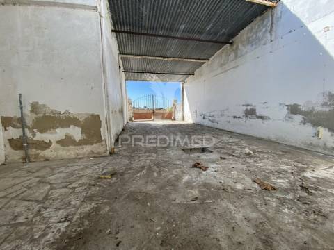 Moradia  isolada t12 , para remodelar em pegões( montijo)
