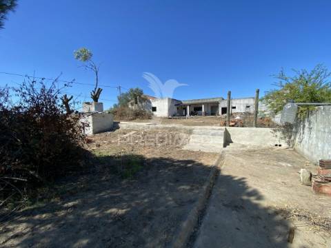 Moradia  isolada t12 , para remodelar em pegões( montijo)
