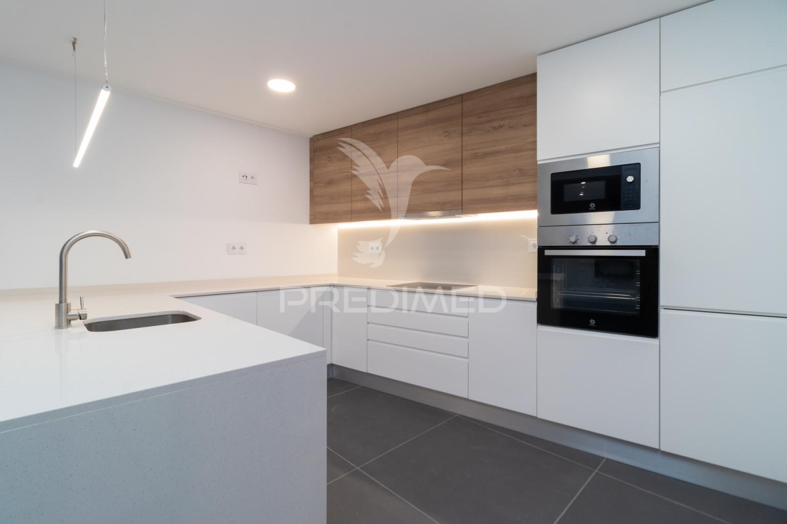 Moradia em banda t3 com terraço e logradouro - barreiro.