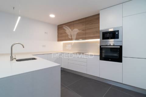 Moradia em banda t3 com terraço e logradouro - barreiro.