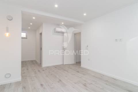 Moradia em banda t3 com terraço e logradouro - barreiro.