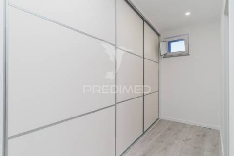 Moradia em banda t3 com terraço e logradouro - barreiro.