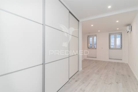 Moradia em banda t3 com terraço e logradouro - barreiro.