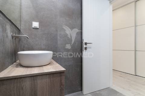 Moradia em banda t3 com terraço e logradouro - barreiro.