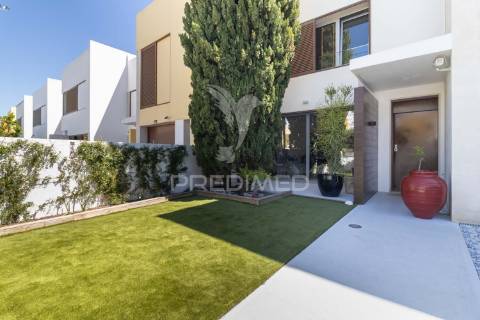 Moradia t5 piscina e garagem-sto. ant. da charneca. barreiro