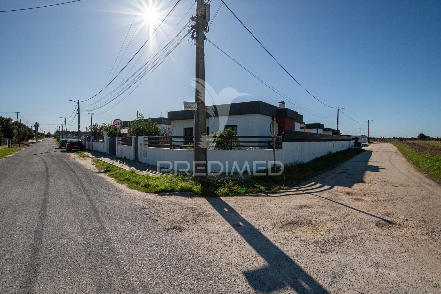 Moradia térrea t3 com piscina e excelente espaço exterior – marinhais