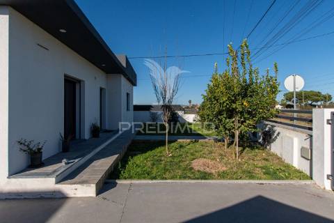 Moradia térrea t3 com piscina e excelente espaço exterior – marinhais
