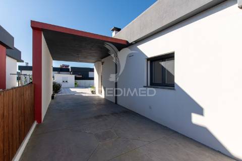 Moradia térrea t3 com piscina e excelente espaço exterior – marinhais